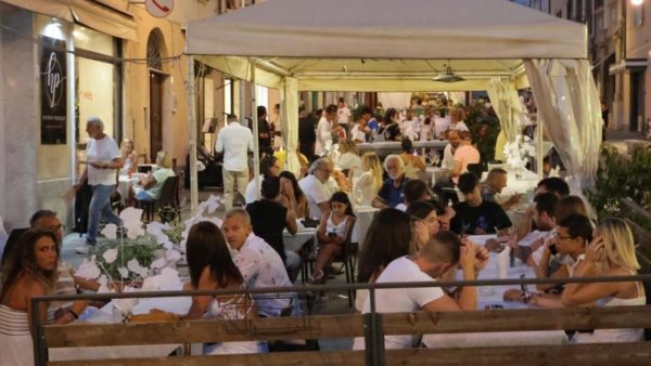 Cena in bianco da record "Un format che unisce buon cibo e convivialità"