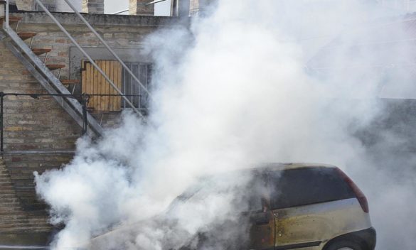 L'auto a gas prende fuoco Ex carabiniere si precipita evitando una vera tragedia