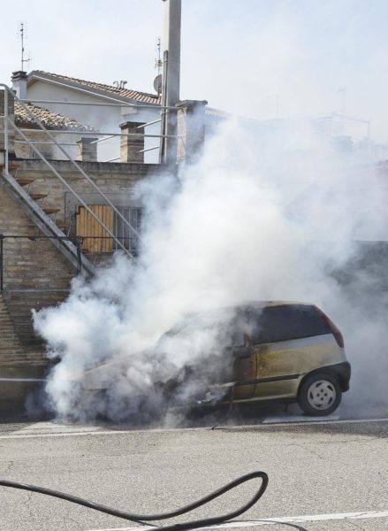 L'auto a gas prende fuoco Ex carabiniere si precipita evitando una vera tragedia