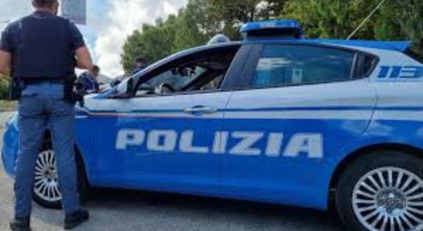 Rubano un'auto a una coppia di 60enni, loro la ritrovano alle Cascine