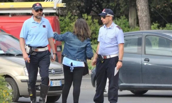 Si ribalta un camion dei rifiuti Via Ciurini chiusa per diverse ore
