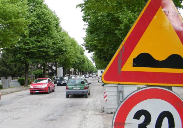 Viale Gramsci, lavori a ritmo serrato Pavimentazione e taglio alberi A settembre pronta la zona scuole