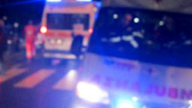 Due persone in ospedale dopo uno scontro tra auto e moto in via Crispi