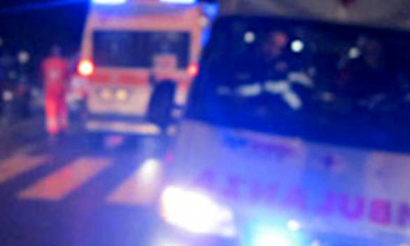 Due persone in ospedale dopo uno scontro tra auto e moto in via Crispi