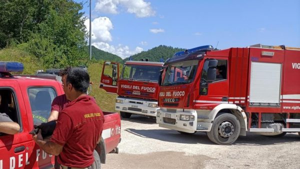 Incendio boschivo causato da un corto circuito nel palo dell'Enel