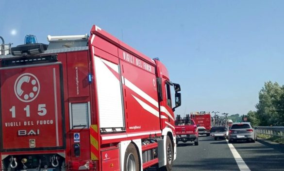 Paura per una famiglia: Esci da un'auto avvolta dal fumo, e poi le fiamme. Traffico rallentato sulla A12 tra Collesalvetti e Torretta Vecchia.