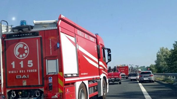 Paura per una famiglia: Esci da un'auto avvolta dal fumo, e poi le fiamme. Traffico rallentato sulla A12 tra Collesalvetti e Torretta Vecchia.