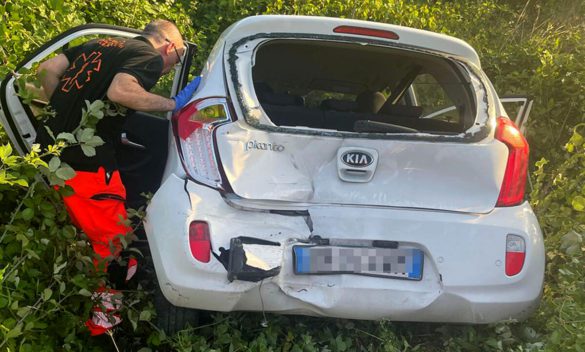 Grave incidente a Collesalvetti: tre giovani feriti dopo che un'auto è finita nel fossato a seguito di uno scontro