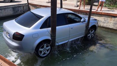 Auto finisce in un canale a causa della mancanza del freno a mano sull'Isola d'Elba: guarda le foto