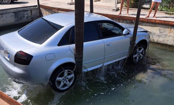 Auto finisce in un canale a causa della mancanza del freno a mano sull'Isola d'Elba: guarda le foto