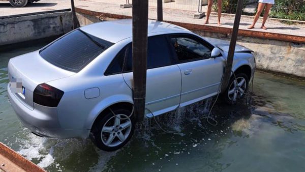 Auto finisce in un canale a causa della mancanza del freno a mano sull'Isola d'Elba: guarda le foto