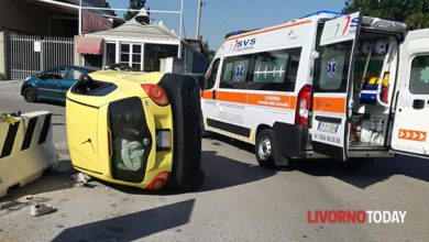 Incidente stradale in via Umbria: auto capovolta, due giovani donne ferite