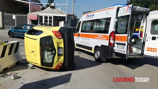 Incidente stradale in via Umbria: auto capovolta, due giovani donne ferite