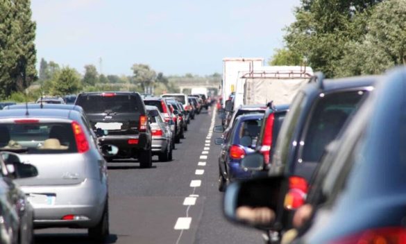 Inizia l'esodo estivo: 20 milioni di italiani in viaggio, giornate di traffico intenso sulle autostrade