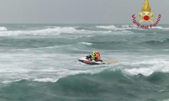 Tragico incidente nel Pisano: una barca con 5 persone a bordo si rovescia, una vittima