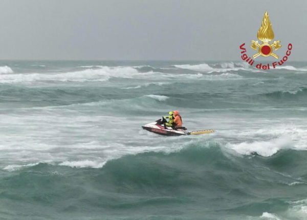 Tragico incidente nel Pisano: una barca con 5 persone a bordo si rovescia, una vittima