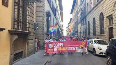 Spettacolare sfilata di Toscana Pride a Firenze: 11 carri colorano le strade della città