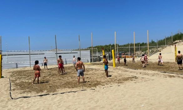 Torneo di beach volley al Bagno degli Americani: l'emozione di Tirrenia nel segno del gioco sulla sabbia