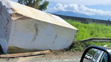 Impressionante incidente sulla Fi-Pi-Li: Blocco di marmo cade da un camion in movimento