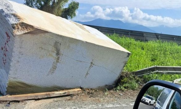 Impressionante incidente sulla Fi-Pi-Li: Blocco di marmo cade da un camion in movimento