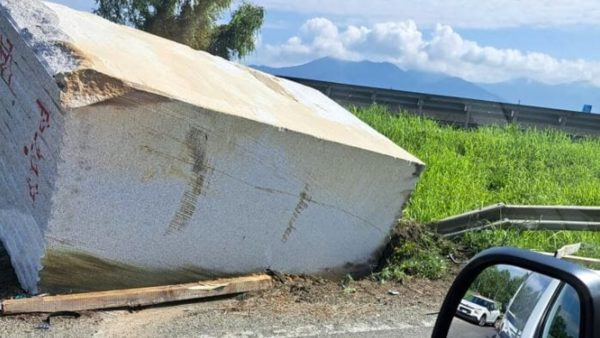 Impressionante incidente sulla Fi-Pi-Li: Blocco di marmo cade da un camion in movimento