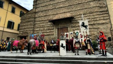 La meravigliosa cerimonia di bollatura dei cavalli in Piazza San Francesco durante la Giostra