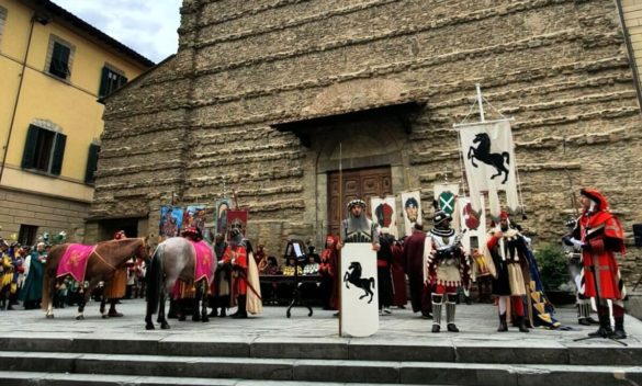 La meravigliosa cerimonia di bollatura dei cavalli in Piazza San Francesco durante la Giostra