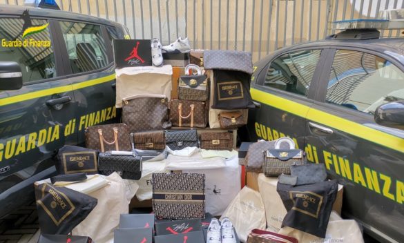 Sequestrati 300.000 euro di borse taroccate: 4 denunciati nell'operazione 'Bazar' finanziaria