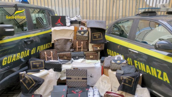 Sequestrati 300.000 euro di borse taroccate: 4 denunciati nell'operazione 'Bazar' finanziaria