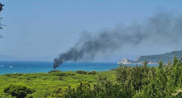 Imbarcazione in fiamme nel mare di fronte a Castiglion della Pescaia