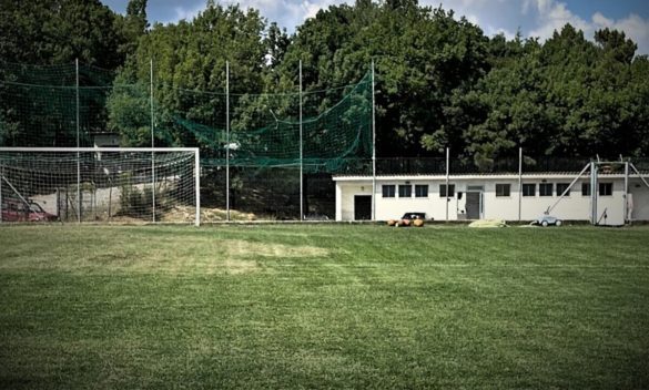 Trasloco criminale al campo sportivo: ladri portano via trattore, compressore e decespugliatore