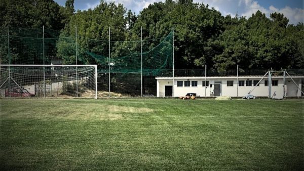 Trasloco criminale al campo sportivo: ladri portano via trattore, compressore e decespugliatore