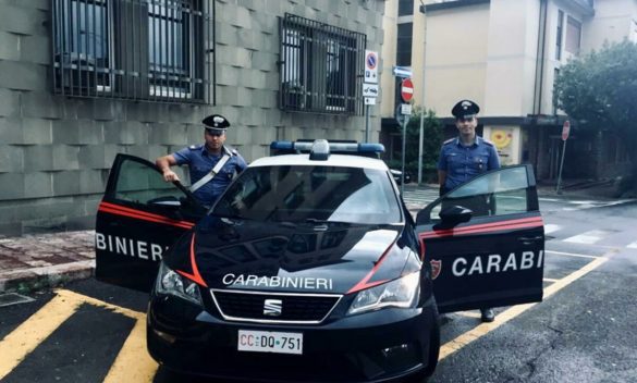 90enne a Cecina vittima della truffa dello specchietto: arrestati i responsabili grazie all'intervento dei carabinieri