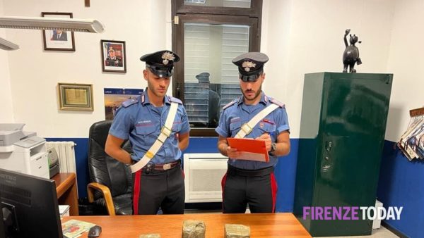 Un contadino rimane perplesso mentre ara il campo: nascondigli insoliti trovati all'interno di pacchi, contengono quasi 3 chili di hashish / FOTO