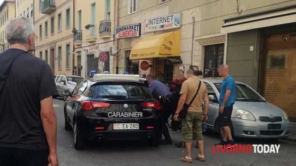 Denunciato un 30enne dopo la rissa in piazza Cavallotti che ha causato un'escalation di violenza con sedie e tavoli lanciati.