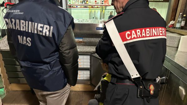 Chiusura di un locale a Castagneto Carducci per gravi "carenze igienico-sanitarie" in cucina e dispensa