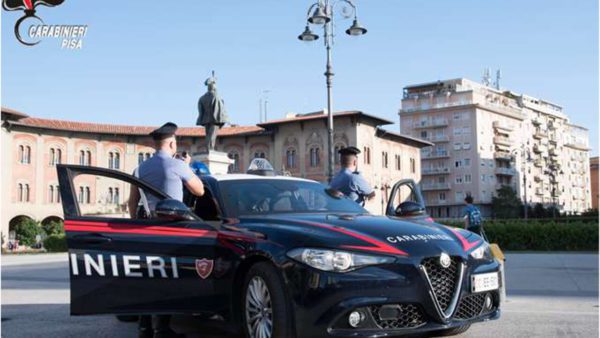 Arrestato individuo che minacciava di ferirsi con arma e merce rubata