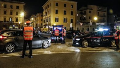 30enne ferito al volto con una bottiglia rotta in Piazza della Repubblica: 42enne denunciato