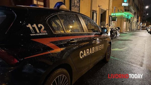 Arrestato 24enne che vandalizza distributore automatico utilizzando il sellino di una bici per rompere il vetro e rubare generi alimentari