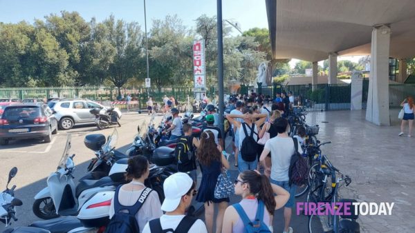 Difficoltà di accesso alla piscina Costoli a causa dell'affollamento e degli orari scomodi durante la settimana / FOTO