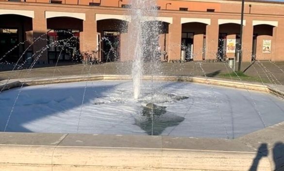 Detersivo nella fontana: una spesa di 1.500 euro per la pulizia
