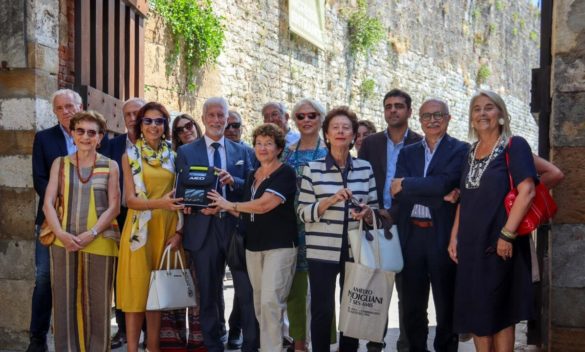 Installati 5 defibrillatori sul percorso in quota delle Mura di Pisa per la protezione cardiaca