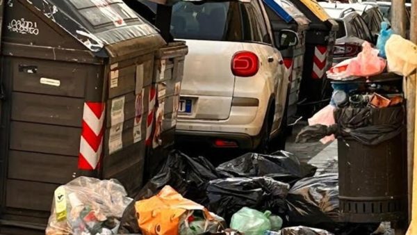 Emergenza igienica in Via del Corona: richiesta urgente di intervento per liberare la strada dai rifiuti e risolvere l'infestazione di ratti e scarafaggi