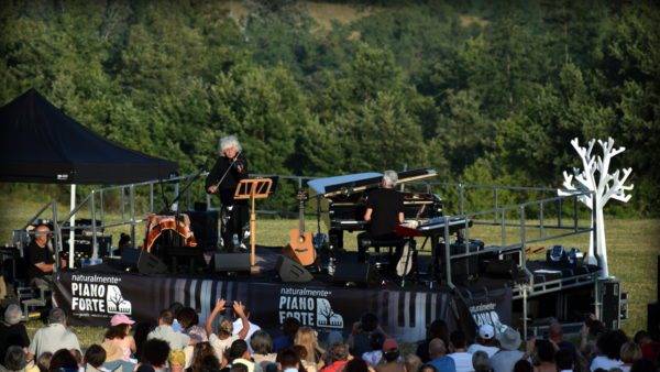 Un magico tramonto al ritmo dell'esibizione di Angelo Branduardi