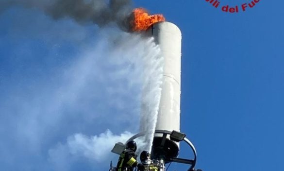 Incendio doloso distrugge un ripetitore telefonico a Lucca