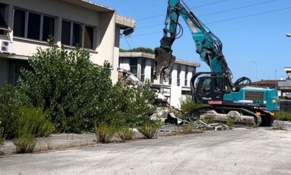 Demolizione in corso dell'ex calzaturificio Lorbac a Castelfranco di Sotto