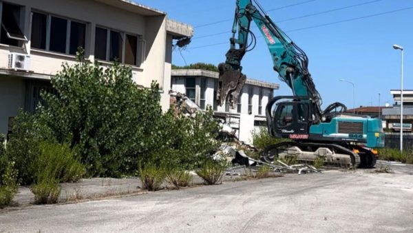 Demolizione in corso dell'ex calzaturificio Lorbac a Castelfranco di Sotto