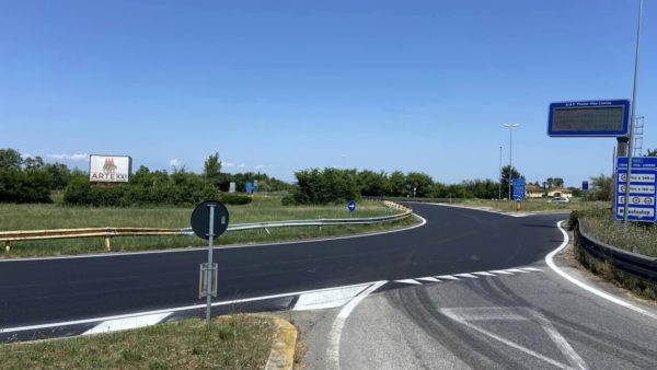 Pontedera: Rinnovato l'asfalto della rotatoria di accesso alla superstrada