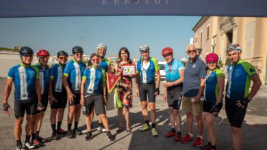 9 ciclisti si sfidano contro il sole e il caldo per percorrere in bicicletta i 280 km da Coriano a Livorno.