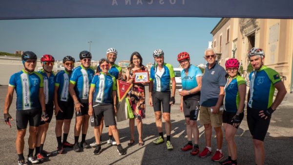 9 ciclisti si sfidano contro il sole e il caldo per percorrere in bicicletta i 280 km da Coriano a Livorno.